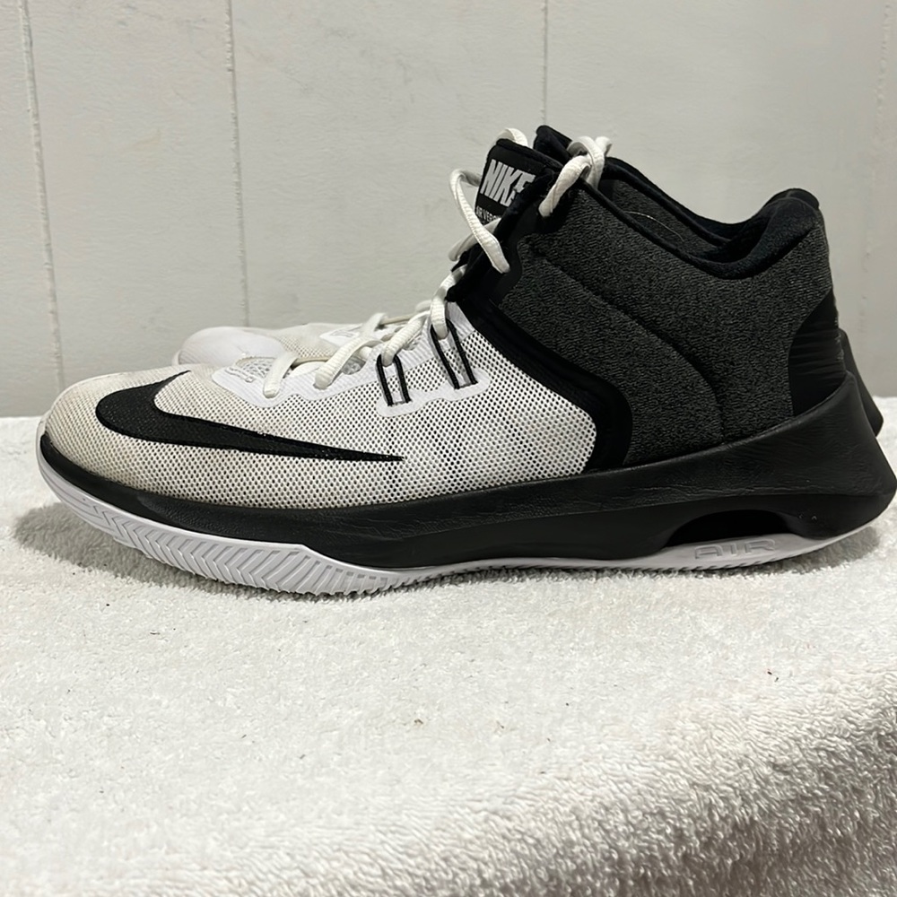 Nike Air Versitile II men's size 9